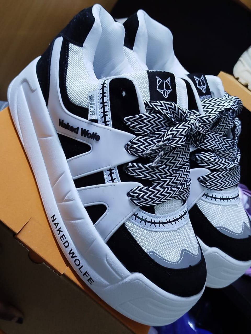 naked wolfe white/white/black