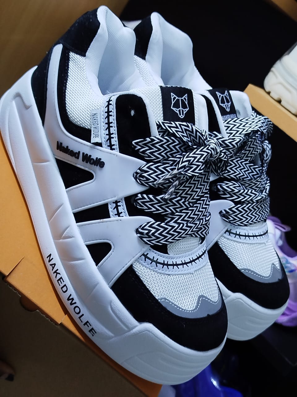 naked wolfe white/black